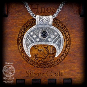 Lunula srebrny amulet naszyjnik z Czarnym Turmalinem kaboszonem