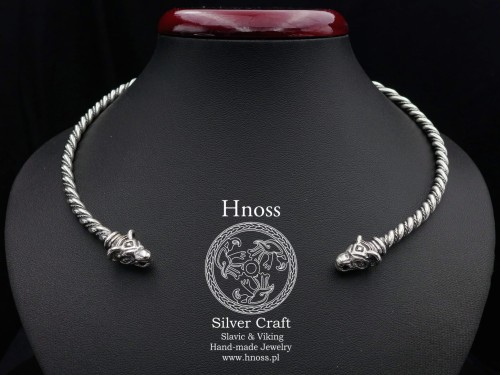 Srebrna Grzywnia z wilczymi głowami z głowami z Birki Viking-age z pracowni złotniczej Hnoss Silver Craft