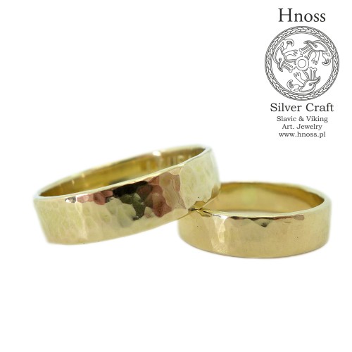 Młotkowane złote obrączki ślubne z  Hnoss Silver Craft