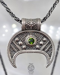 Lunula srebrny amulet naszyjnik z Diopsydem fasetowanym