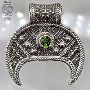Lunula srebrny amulet wisior z Diopsydem fasetowanym