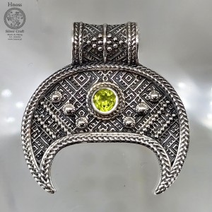 Lunula srebrny amulet wisior z Peridotem fasetowanym