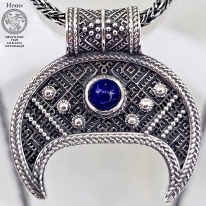 Lunula srebrny amulet naszyjnik z Lapisem Lazuli kaboszonem