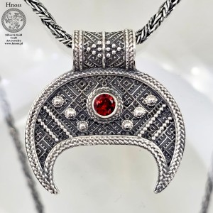 Lunula srebrny amulet naszyjnik z Granatem fasetowanym