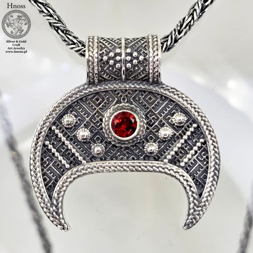 Naszyjnik Srebrny Lunula z Granatem Fasetowanym z Hnoss Silver Craft