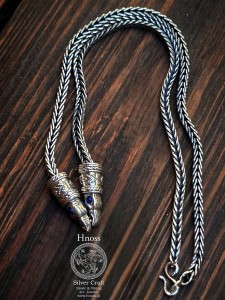 Hugin i Munin srebrny łańcuch 4mm z głowami kruków i Lapis Lazuli 
