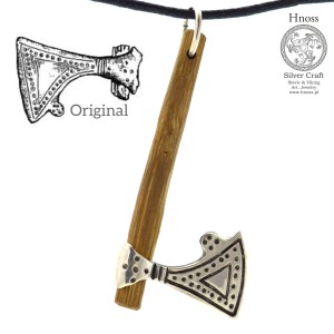 Topór Peruna srebrny amulet z drewnianym trzonkiem i łańcuszkiem 