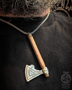 Topór Peruna I srebrny amulet z drewnianym trzonkiem i łańcuszkiem 