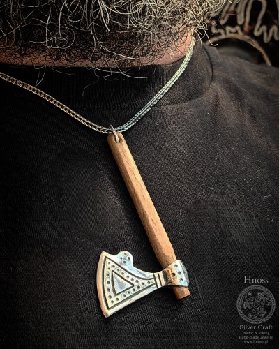 Topór Peruna I srebrny amulet z drewnianym trzonkiem i łańcuszkiem z Hnoss Silver Craft