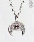 Lunula srebrny amulet 2cm  z granatem - naszyjnik Rolo 