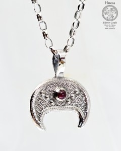 Lunula srebrny amulet 2cm  z granatem - naszyjnik Rolo 