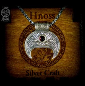 Lunula srebrny amulet naszyjnik z Granatem kaboszonem
