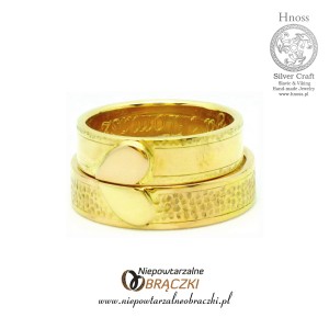 Złote obrączki ślubne z sercem