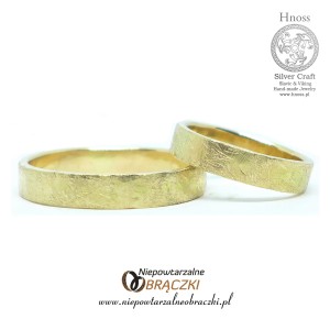 Złote obrączki ślubne fakturowane II