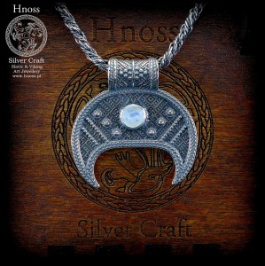 Lunula srebrny amulet naszyjnik z Kamieniem Księżycowym kaboszonem