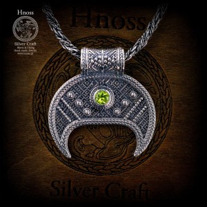Lunula srebrny amulet naszyjnik z Peridotem fasetowanym